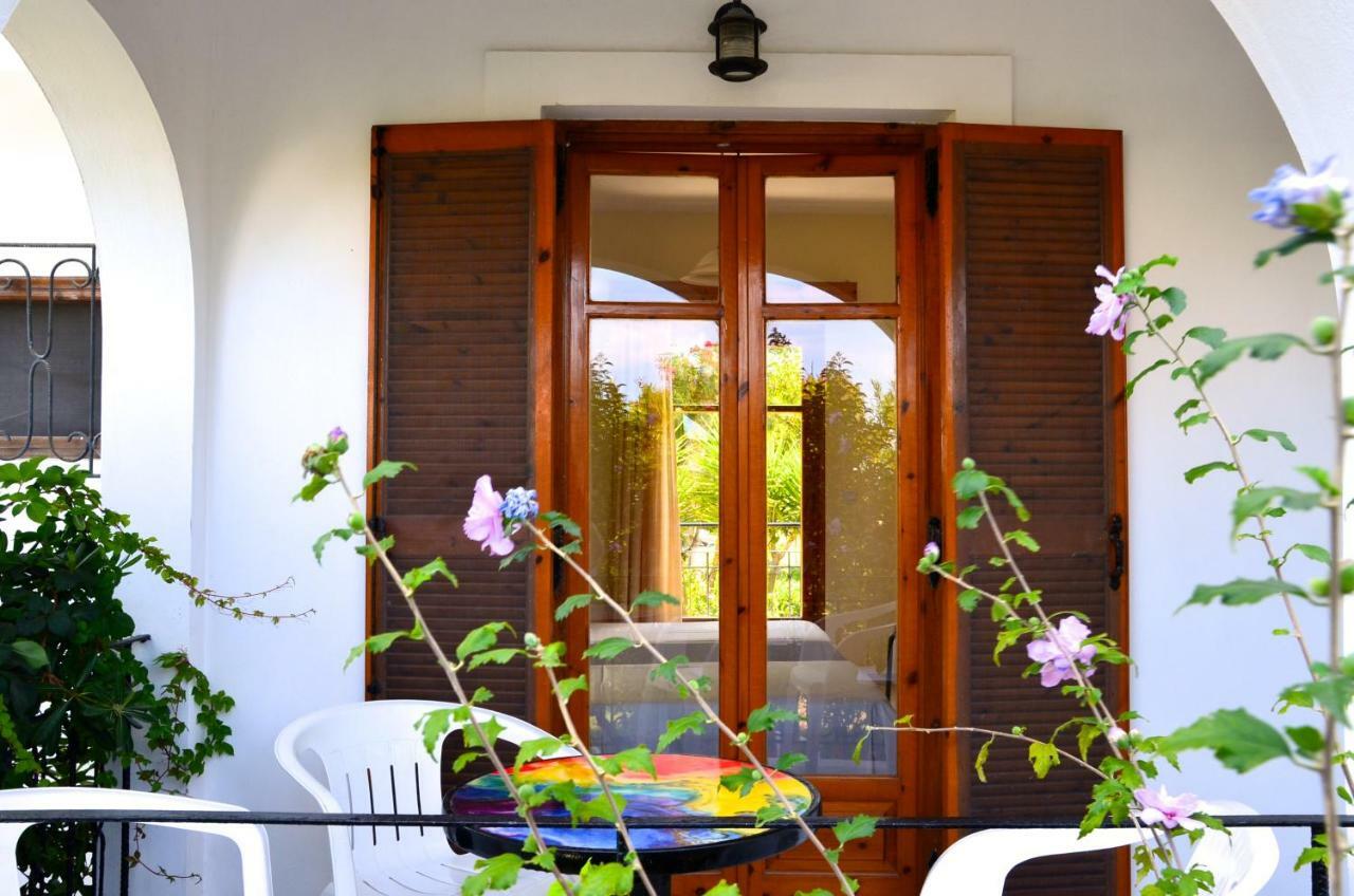 Kostas' Garden Apartment Roda  Bagian luar foto
