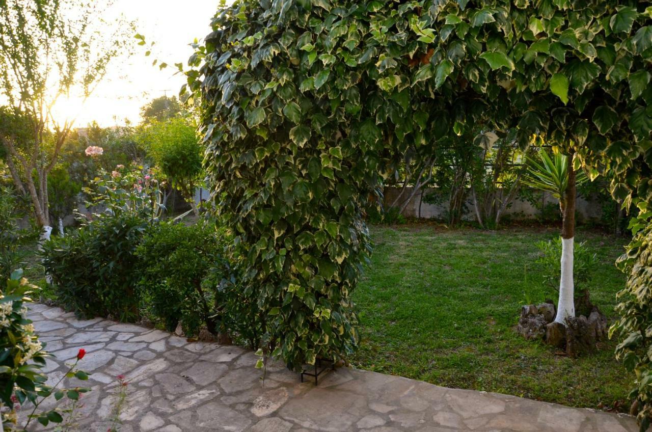 Kostas' Garden Apartment Roda  Bagian luar foto