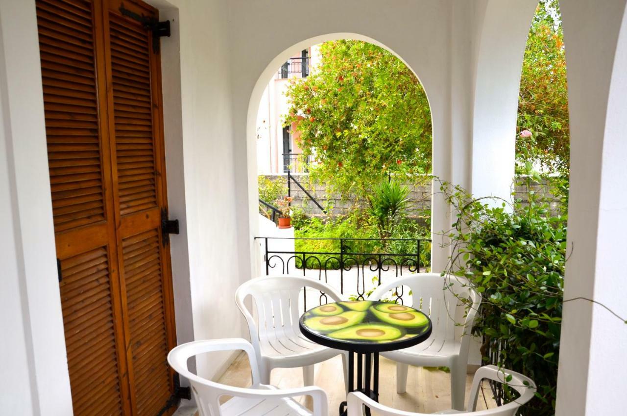 Kostas' Garden Apartment Roda  Bagian luar foto