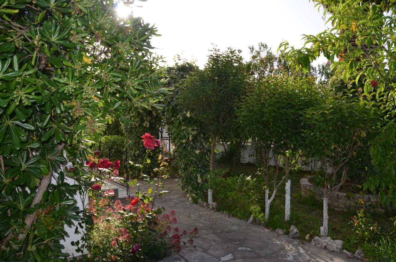 Kostas' Garden Apartment Roda  Bagian luar foto