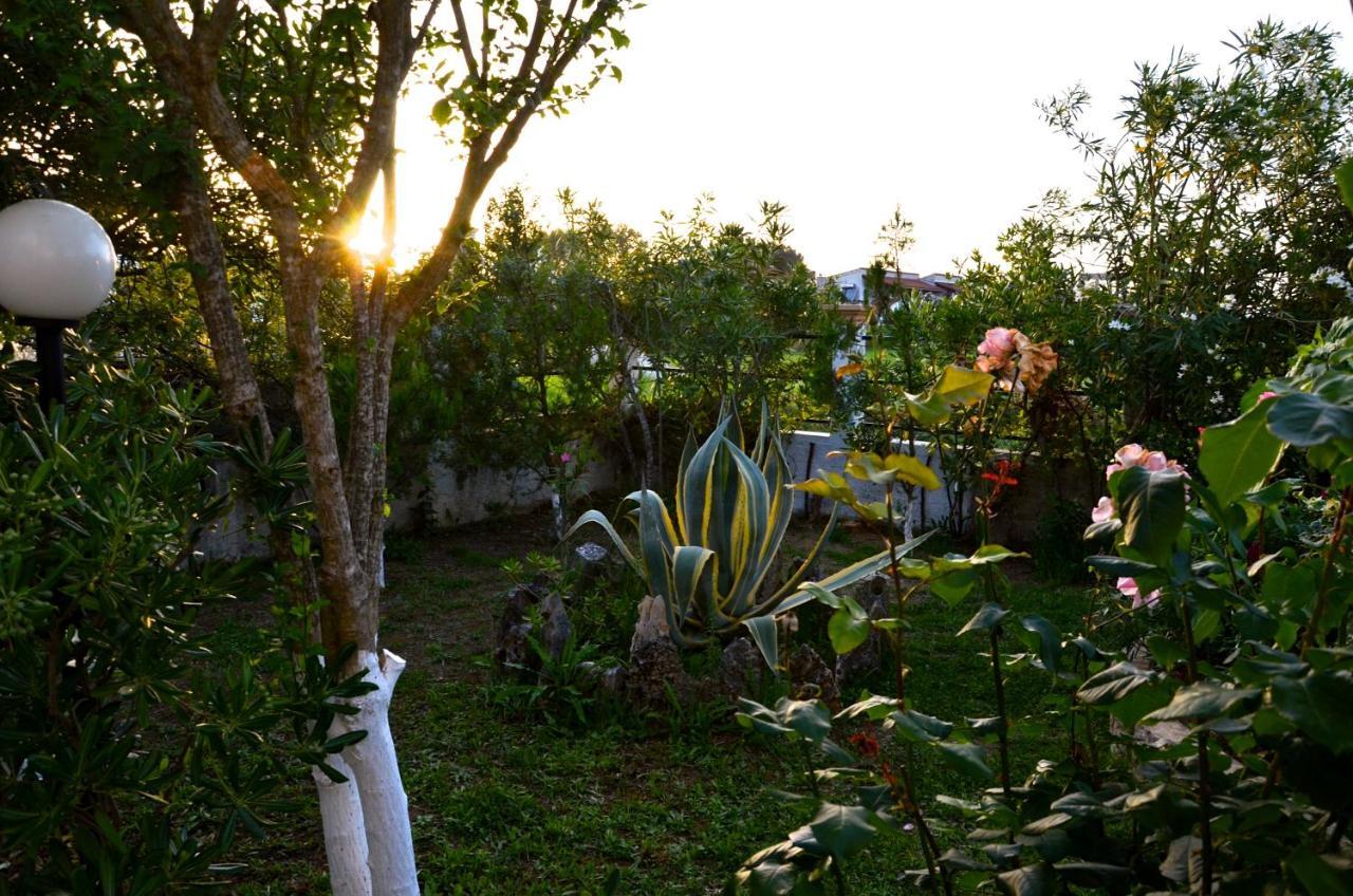 Kostas' Garden Apartment Roda  Bagian luar foto