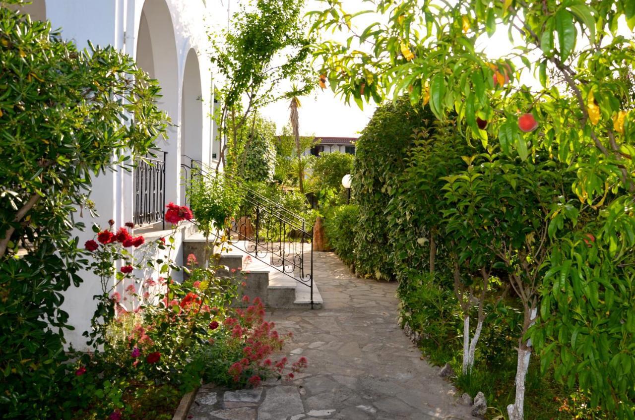 Kostas' Garden Apartment Roda  Bagian luar foto